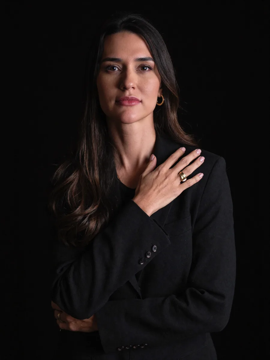 Advogada em retrato editorial com fundo escuro